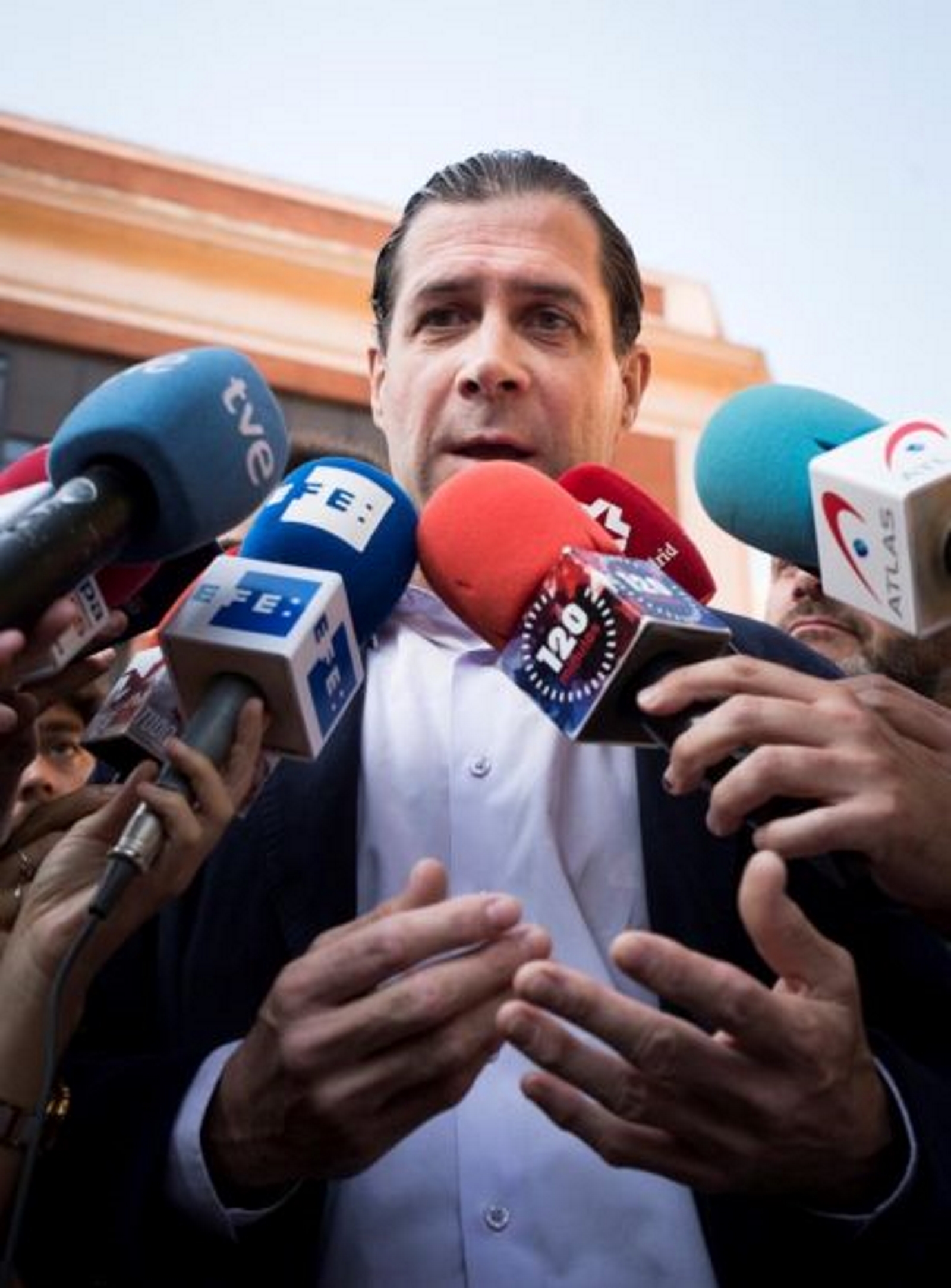 FOTOGRAFÍA. MADRID (ESPAÑA), 28.08.2019. El concejal de Vox del Ayuntamiento de Madrid Pedro Fernández, junto al centro ocupado La Ingobernable. Efe