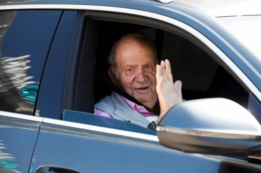 FOTOGRAFÍA. MADRID (ESPAÑA), 31.08.2019. El rey Juan Carlos se dirige a los periodistas que esperaban en el centro Quirón Salud Madrid de Pozuelo de Alarcón,alta hospitalaria. Efe