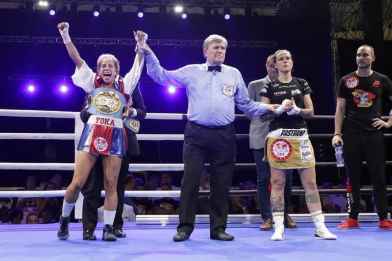La boxeadora española Joana Pastrana pierde su corona en un combate muy igualado