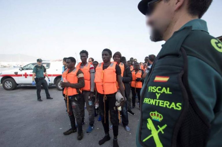 Llegan en buen estado a España los 46 inmigrantes recogidos en una patera