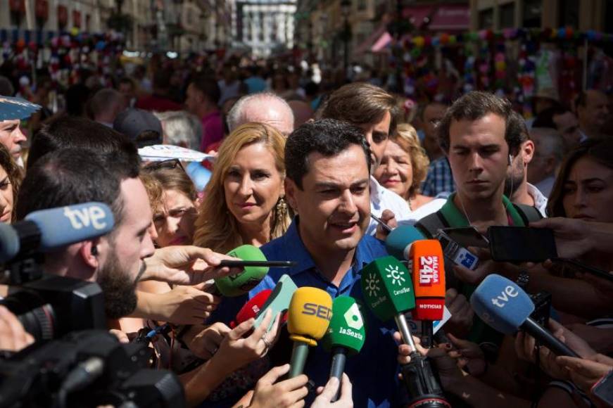 FOTOGRAFÍA. MÁLAGA (ESPAÑA), 16.08.2019. El presidente de la Junta y del PP andaluz, Juanma Moreno, atiende a los medios de comunicación durante su visita a la feria de Málaga. Efe