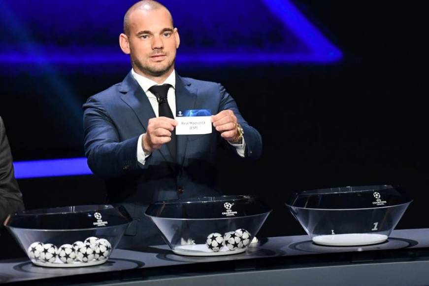 FOTOGRAFÍA. MÓNACO (FRANCIA), 329.08.2019. Wesley Sneijder muestra la papeleta del Real Madrid durante el sorteo de la Champions League 2019-20 en Mónaco. Efe