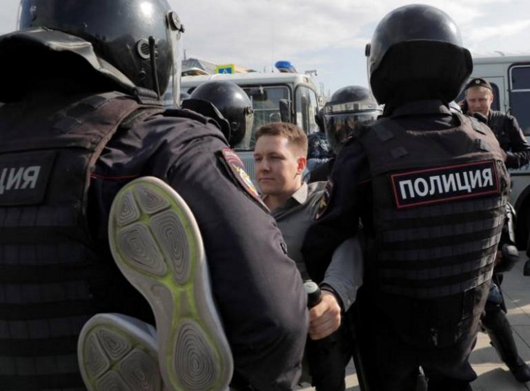 Más de 800 detenidos en la protesta opositora del sábado en Moscú (Rusia)