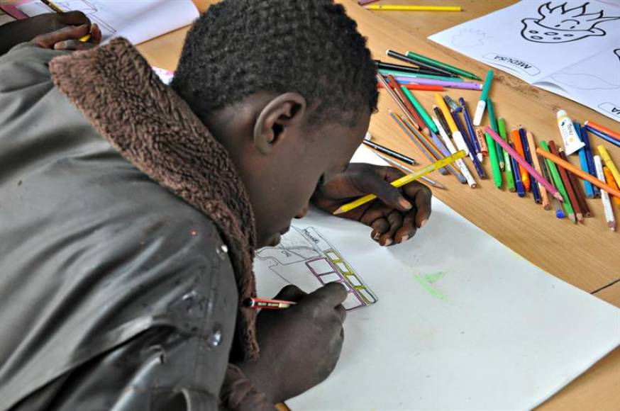 FOTOGRAFÍA. NAIROBI) KENIA, AGOSTO DE 2019. Un niño de la calle dibuja un matatu o furgoneta para viajeros en un taller de dibujo en Nairobi. Efe
