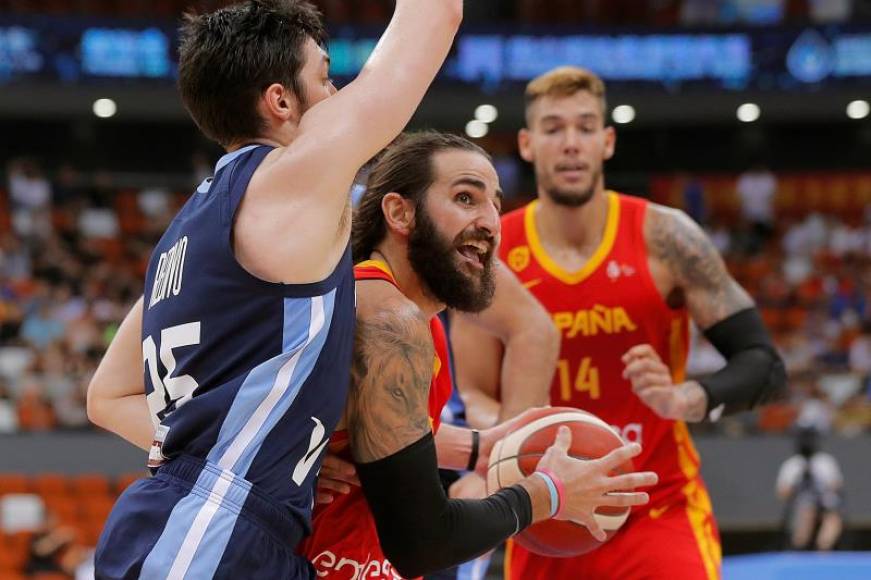 FOTOGRAFÍA. NINGBÓ (CHINA), 27.08.2019. El base de la selección española Ricky Rubio (d) entra a canasta ante la defensa del escolta argentino Lucio Redivo. Efe