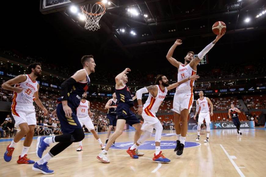 FOTOGRAFÍA. NINGBÓ (CHINA), 28.08.2019. El pívot de la selección española Willy Hernangómez (d), sucompañero de equipo el base Ricky Rubio (2-d), ante Rusia en Ningbó (China). Efe