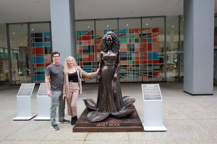 FOTOGRAFÍA. NUEVA YORK EEUU), 2.08.2019. Fotografía cedida por Studio Gillie & Marc donde aparecen los artistas australianos Marc y Gillie y Schattner, abogada Janet Mock. Efe