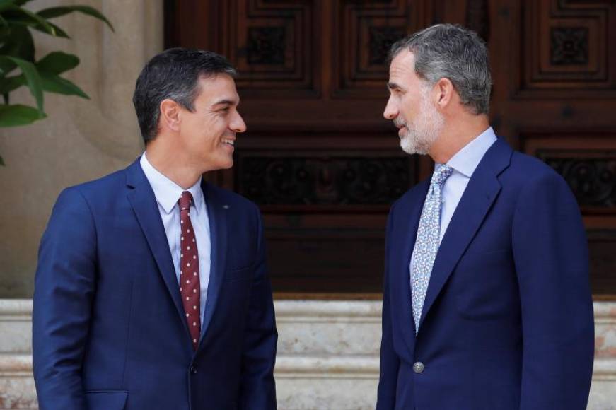 FOTOGRAFÍA. PALAMA (ESPAÑA), 07.08.2019. Felipe VI y el presidente del Gobierno en funciones, Pedro Sánchez, en la entrada del Palacio de Marivent. Efe.