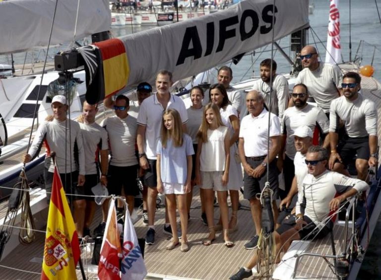 El rey Felipe VI a la caña del «Aifos 500», navega hacia la fase final ante 132 barcos