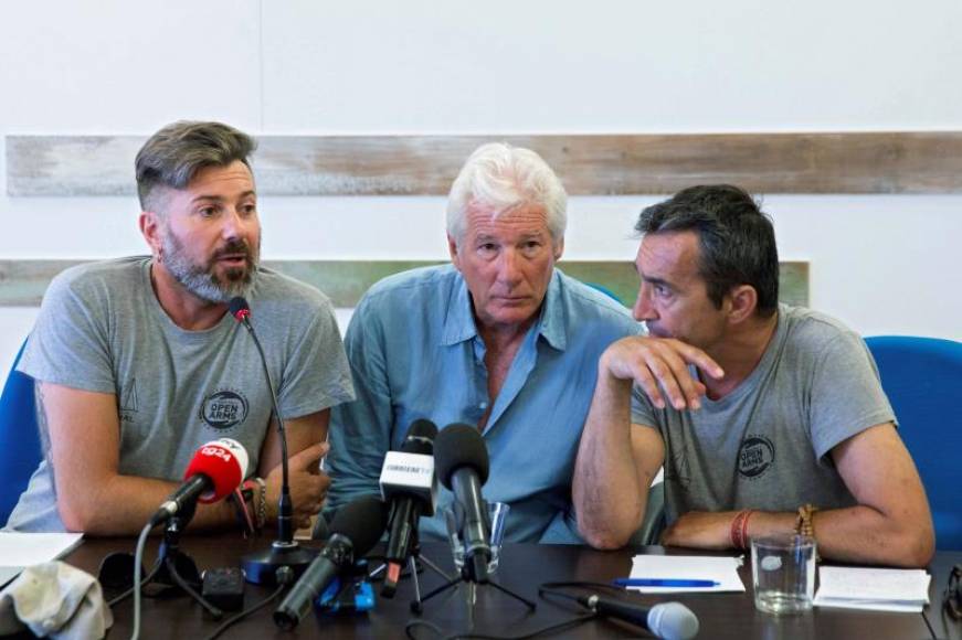 FOTOGRAFÍA. ROMA 8ITALIA), 12.08.2019. Fotografía facilitada por ONG de «Barco Taxi» Open Arms del actor estadounidense Richard Gere (c). Efe