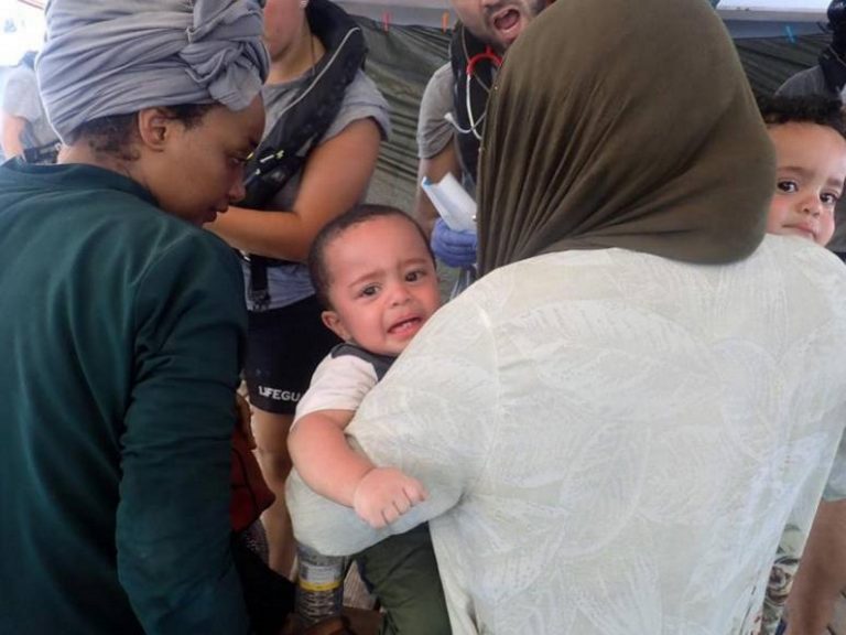 Evacuadas inmigrantes embarazadas y madres magrebíes del barco de «Open Arms»