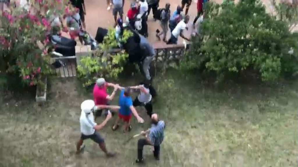 FOTOGRAFÍA. ROSAS (GERONA) ESPAÑA, 07.08.2019. Tensión entre Manteros venderos ambulantes de mercancías falsificadas (Top manta), turistas y vecinos en Rosas (Gerona). Ñ Pueblo_