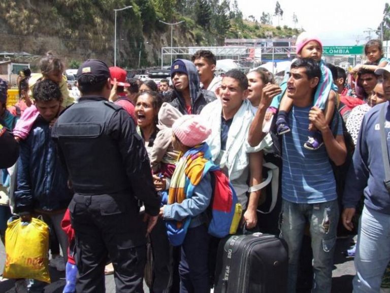 «¡Queremos pasar!», grito desesperado de venezolanos en límite colombiano con Ecuador