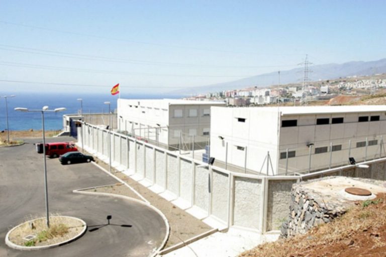 Prosigue la búsqueda de los 14 inmigrantes fugados del CIE en Tenerife