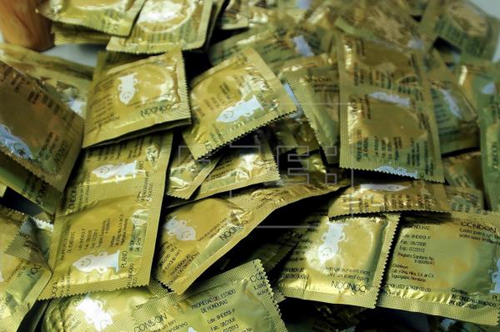 FOTOGRAFÍA. SANTIAGO DE CHILE (CHIL), 06.09.2016. Los condones robados iban a ser utilizados en los programas de la mujer y promoción de la salud sexual. Efe