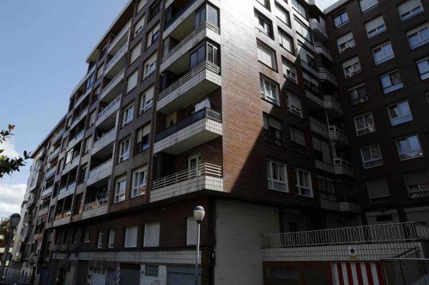 FOTOGRAFÍA. SANTURCE (VIZCAYA) ESPAÑA, 12.08.2019. Inmueble en la calle Hermanos Larrarte en la localidad vizcaína de Santurce. Efe.