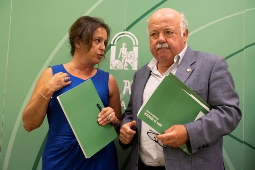 FOTOGRAFÍA. SEVILLA (ESPAÑA), 19.08.2019. El consejero de Salud y Familias de la Junta de Andalucía, Jesús Aguirre(d) y la viceconsejera de su departamento, Catalina García Carrasco. Efe