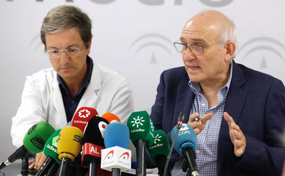 FOTOGRAFÍA. SEVILLA (ESPAÑA), 23.08.2019. El subdirector de Protección de la Salud de la Junta de Andalucía, Jesús Peinado (d). Efe