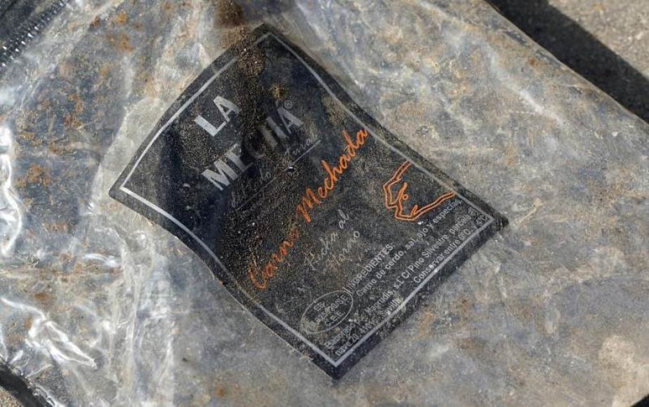 FOTOGRAFÍA. SEVILLA (ESPAÑA), AGOSTO DE 2019. Un envase vacío de la carne mechada de la marca «La Mechá» tirada junto a las puertas de la empresa «Magrudis». Efe