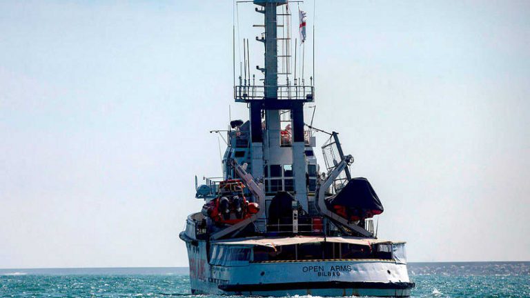 Bruselas sondea a los países para reubicar a los inmigrantes de Open Arms