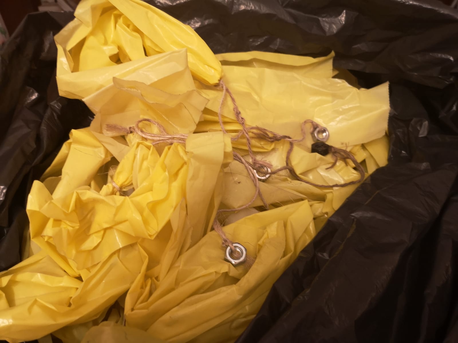 FOTOGRAFÍA. TARRAGONA (ESPAÑA), 02.08.2019. Vista de los lazos amarillos separatistas, ligados con tuercas de acero para dificultar su retirada. Ñ Pueblo