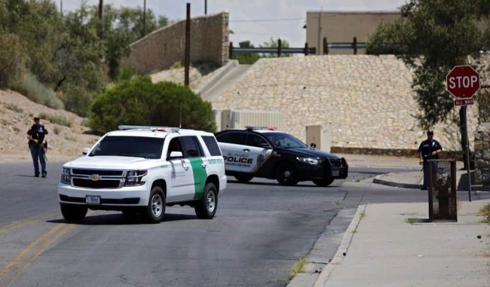 FOTOGRAFÍA. TEXAS (EEUU), 04.08.0219. Police stand at attention during an active shooter at a Walmart in El Paso, Texas, USA, 03 August 2019. Efe.