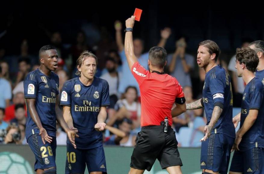 FOTOGRAFÍA. VIGO (ESPAÑA), 17.08.2019. El árbitro central Javier Estrada (c) muestra la tarjeta roja al jugador croata del Real Madrid Luka Modric (2i). Efe