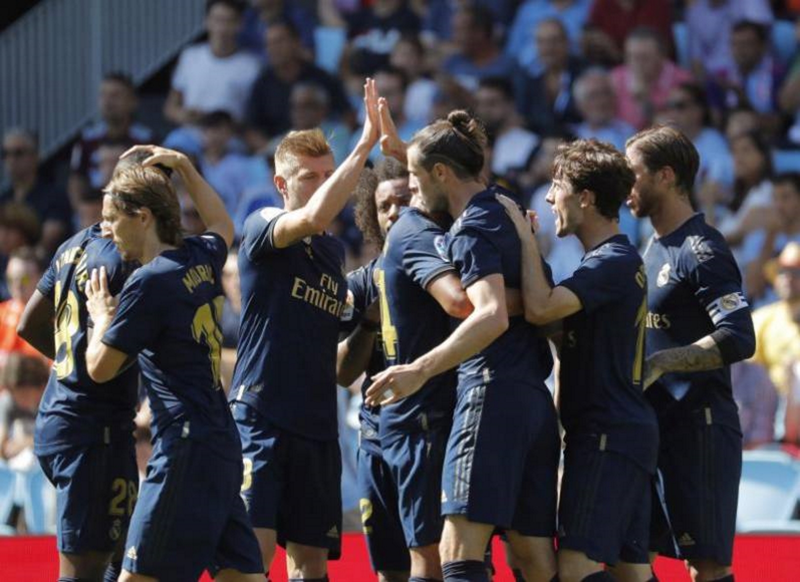 FOTOGRAFÍA. VIGO (ESPAÑA), 17.08.2019. Los jugadores del Real Madrid celebran el gol del delantero francés Karim Benzema. Efe