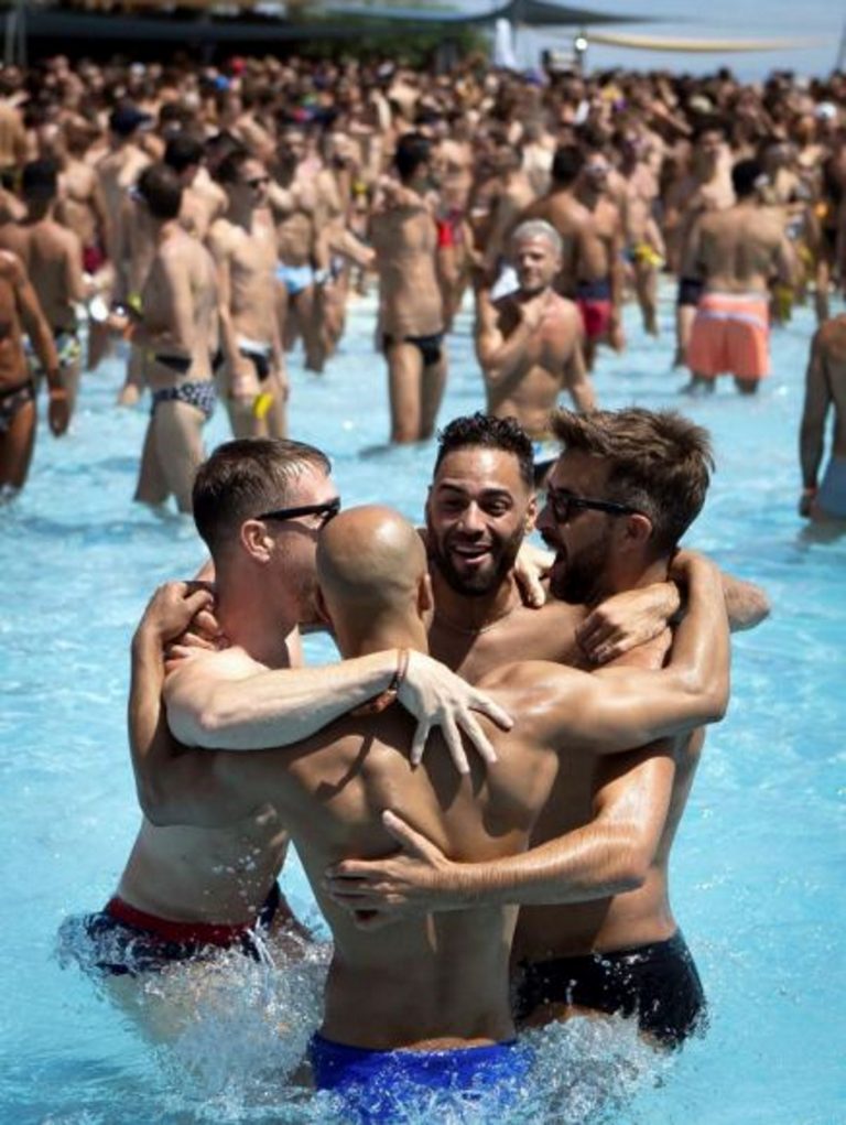 Fiesta de 8 mil Gays reunidos en el «Water Park Party» de Vilassar (Barcelona)