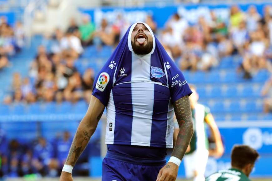 FOTOGRAFÍA. VITORIA (ESPAÑA), 25.08.2019. El jugador del Deportivo Alavés Aleix Vidal se lamenta tras una ocasión fallida en el partido ante el RCD Espanyol. Efe
