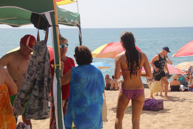 Una «emotiva» plantada de sombrillas llega al «corazón» de vecinos de Pineda de Mar