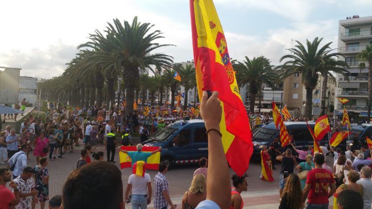 Fotografías y Vídeo. VOX derrota el «Paseo por la República» en Salou (Tarragona)