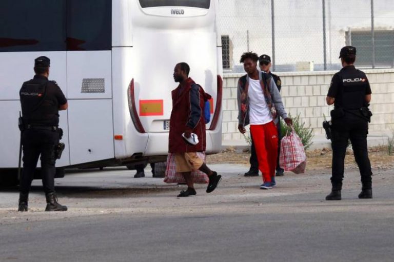 Gobierno de Sánchez inicia la acogida de inmigrantes del buque Audaz de la Armada