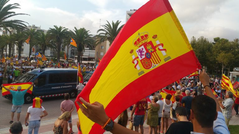 Vecinos y VOX paran el «Paseo por la República» en Salou (Tarragona)