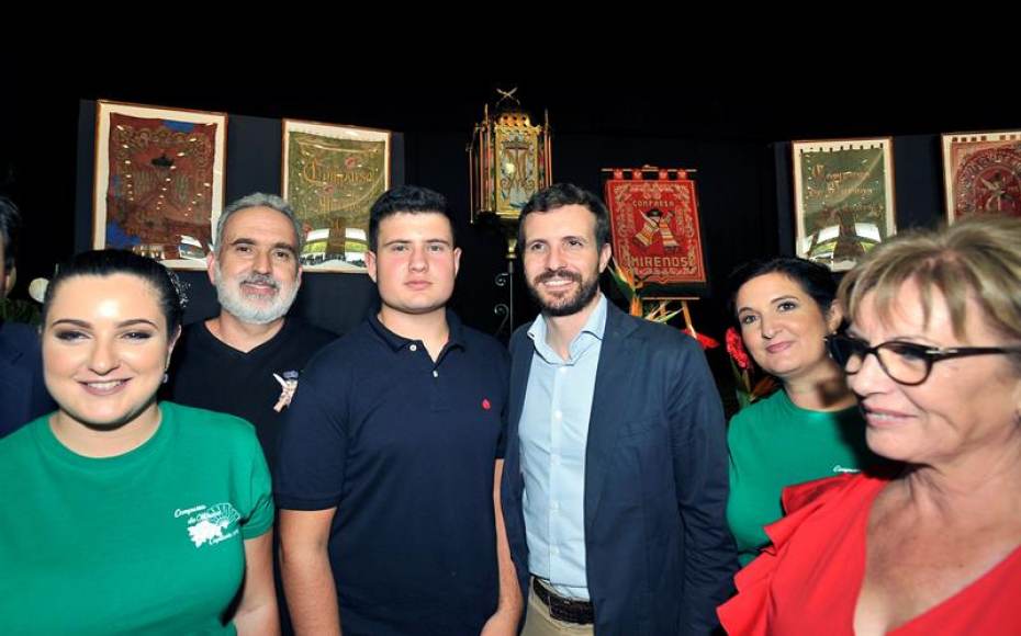 FOTOGRAFÍA. ALBACETE (ESPAÑA), 06.09.2019. El presidente PP, Pablo Casado (3d), junto a los capitanes y capitanas de la comparsa Mirenos de Caudete,comparsa. Efe