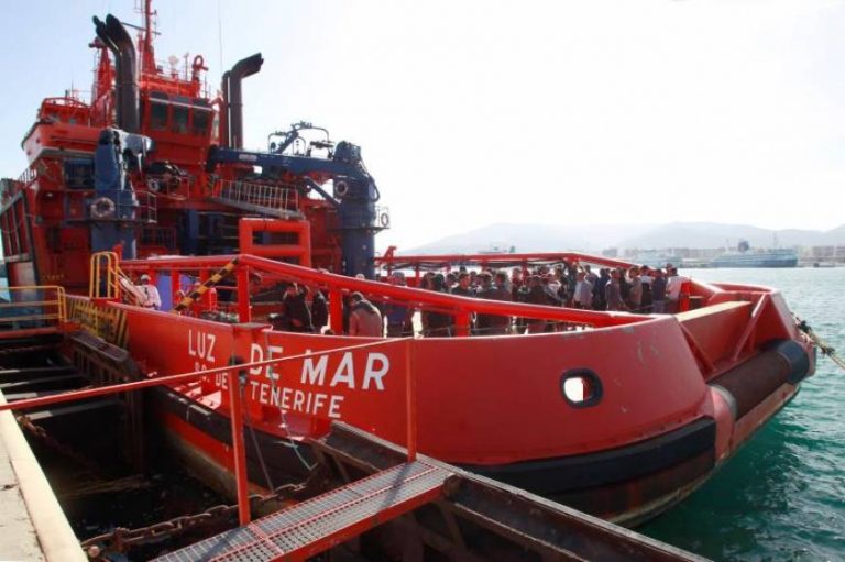 Llegan a España 73 inmigrantes magrebíes recogidos de una patera en el Estrecho