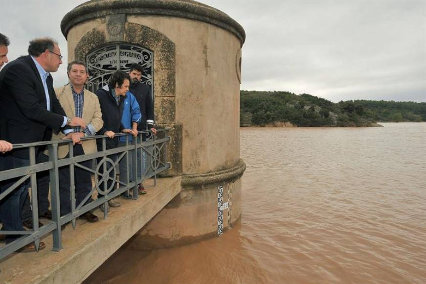 FOTOGRAFÍA. ALMANSA (ALBACETE) ESPAÑA, 15.09.2019. Emiliano García-Page (2d), Magdalena Valerio (d), el pantano de Almansa (Albacete), gota fría. Efe