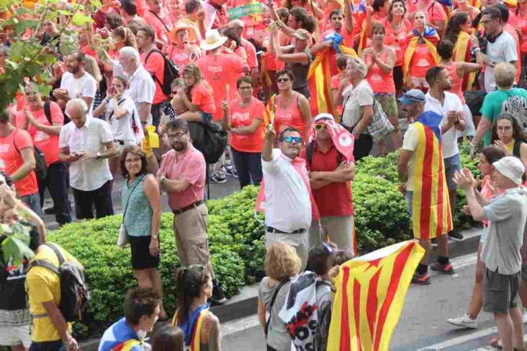 La resistencia hace sonar el himno de España a las 17.14 de la Diada en la Diagonal