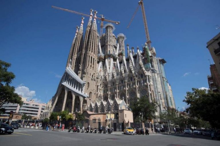 Adiós de «Sagrada Familia» a Gaudí 137 años después al alcanzar más de 100 metros