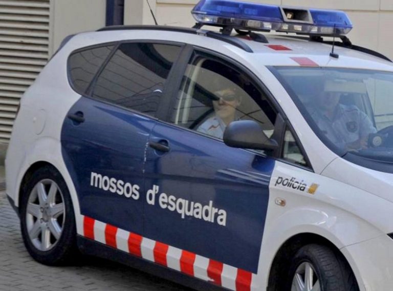 Una turista atropellada por un coche de los Mozos en Barcelona, en estado crítico