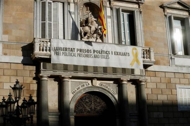 El Tribunal catalán da 48 horas a Torra para retirar la pancarta de presos del «Procés»