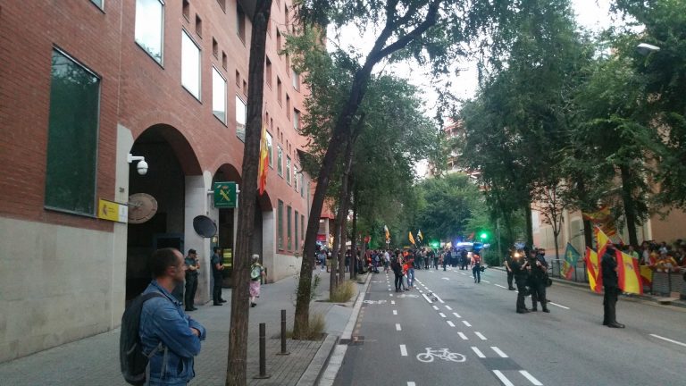 Los «viva la Guardia Civil» impiden el asedio de los CDR a la Comandancia de Barcelona
