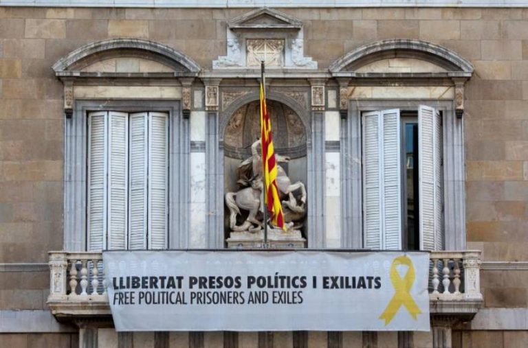 Expira el plazo de retirada de pancarta y lazo, Torra desobedece el Tribunal catalán