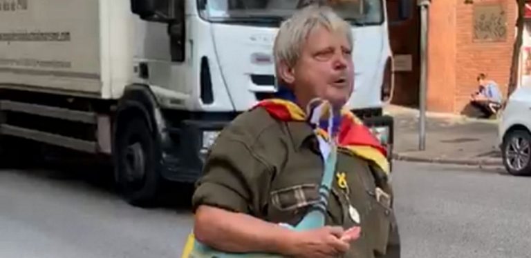 Un separatista se baja el pantalón y camina por la calle insultando a los españoles