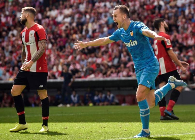 FOTOGRAFÍA. BILBAO (ESPAÑA), 28.09.2019. El extremo izquierda ruso del Valencia Denís Chéryshev (d) celebra su gol ante el Athletic, estadio San Mamés, en Bilbao. Efe