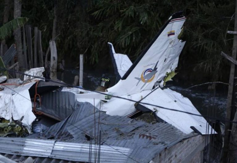 7 muertos deja la caída de un avión sobre casas en la ciudad colombiana de Popayán