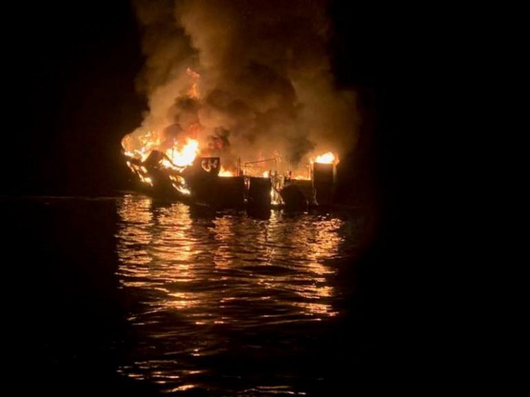 Al menos 8 muertos y 26 desaparecidos deja el incendio de un barco en California