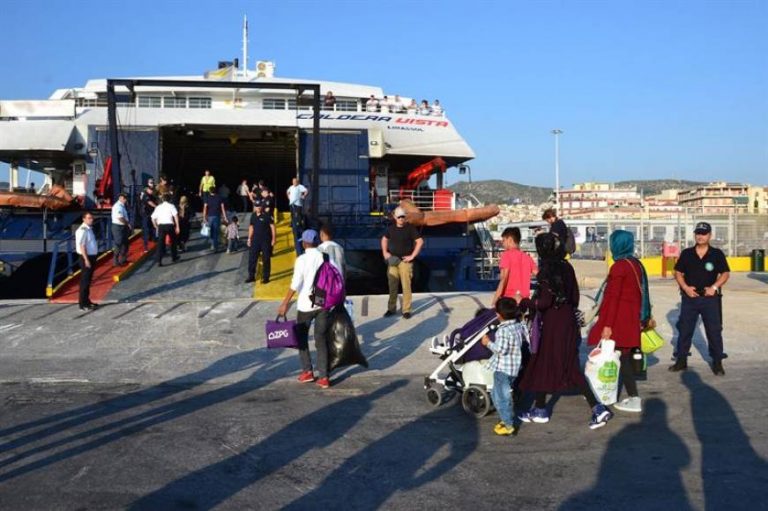 Grecia inicia su mano dura migratoria, «Palo y Zanahoria»: traslados y deportaciones