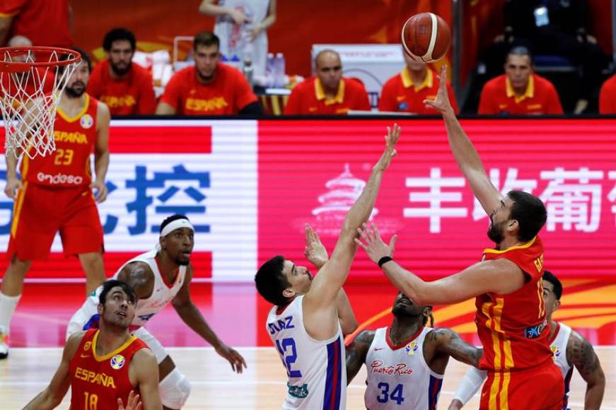 FOTOGRAFÍA. CANTÓN (CHINA), 02.09.2019. El pívot español Marc Gasol (d), puertorriqueño Jorge Bryan Díaz, Grupo C de la primera fase del Mundial de baloncesto 2019. Efe