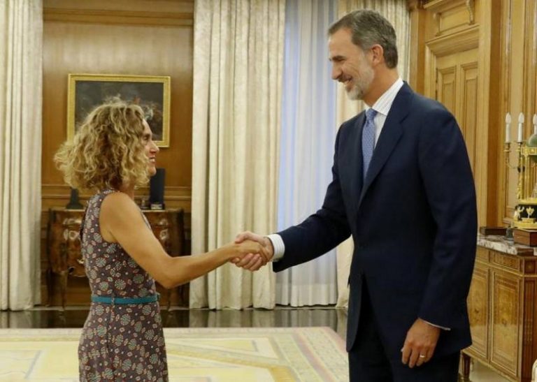 El rey recibe a Batet en Zarzuela para informarle si propone o no candidato